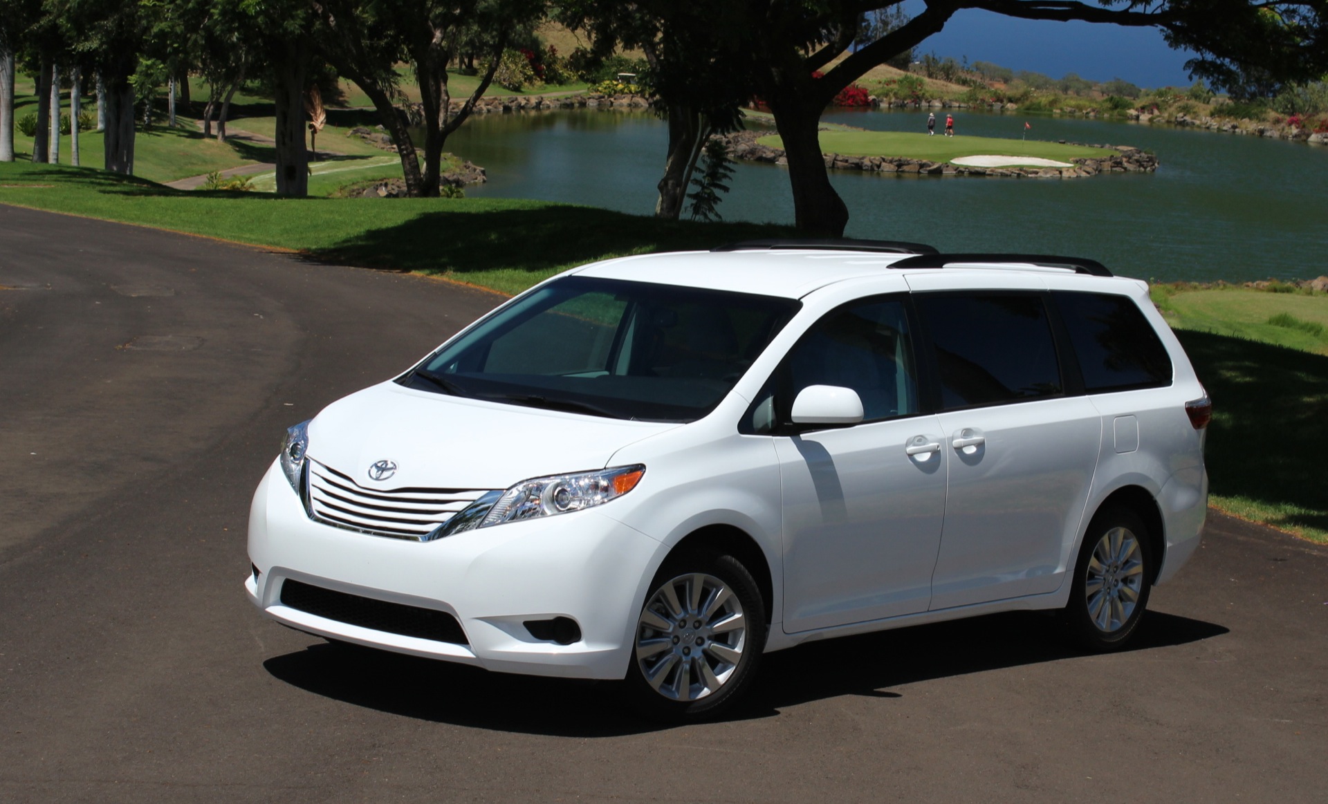 Compare used honda odyssey and toyota sienna #4