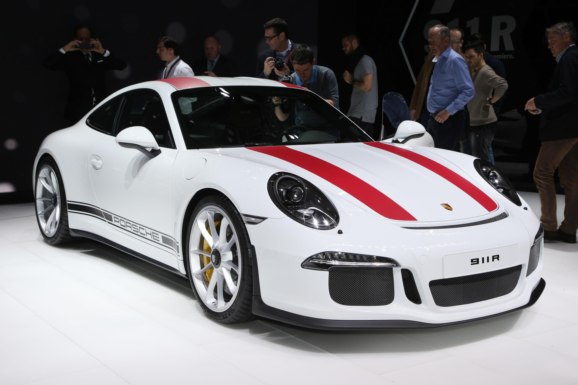 2016 Porsche 911 R debuts at Geneva auto show
