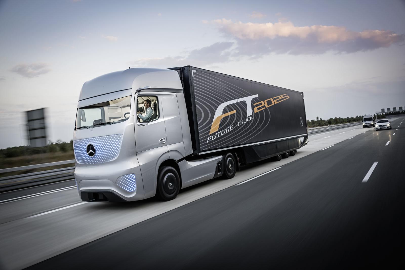 Meet MercedesBenz\u002639;s Futuristic Autonomous Truck Concept: Video