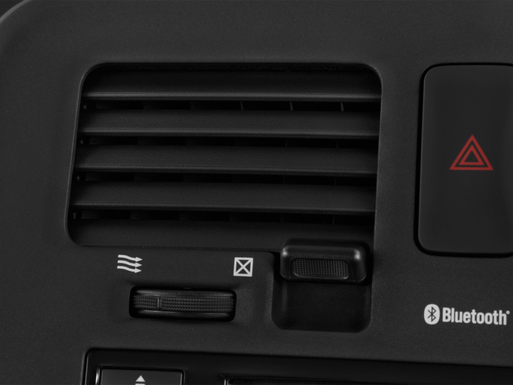 2016-nissan-leaf-4-door-hb-s-air-vents_1