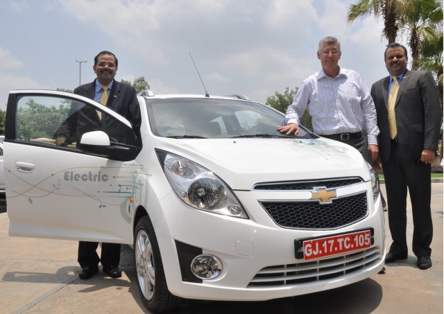 Chevrolet Beat EV electric vehicle with GM executives, India, June 2011 Chevrolet Beat EV electric vehicle with GM executives, India, June 2011