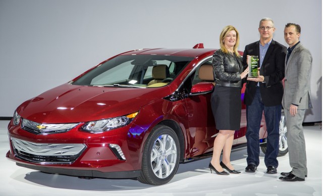 GM's Pam Fletcher and Josh Tavel accept Green Car Reports 2016 Best Car To Buy award for 2016 Volt