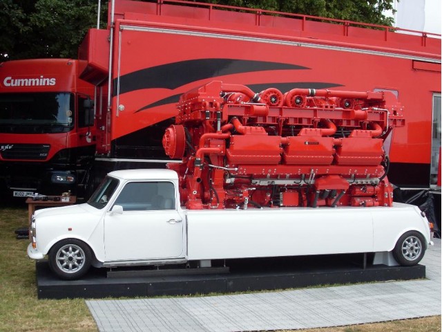Mini pickup with Cummins QSK78 3500-hp 12-turbo 78-liter V-18 diesel engine Mini pickup with Cummins QSK78 3500-hp 12-turbo 78-liter V-18 diesel engine