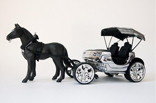 model-of-cadillac-escalade-horse-carriage-by-artist-jeremy-dean-for-his-work-back-to-the-futurama_100304717_m.jpg