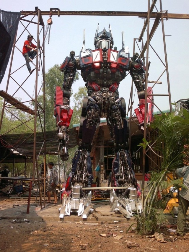 擎天柱made from car parts in Thailand 擎天柱made from car parts in Thailand