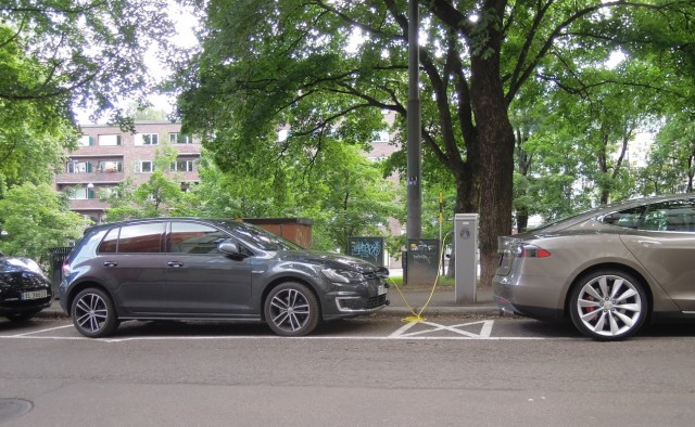 Oslo street scene: Nissan Leaf, Volkswagen e-Golf, Tesla Model S, July 2015