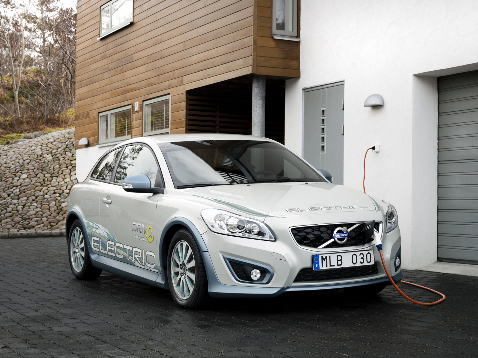 volvo turns gasoline to hydrogen to make electric cars more efficient