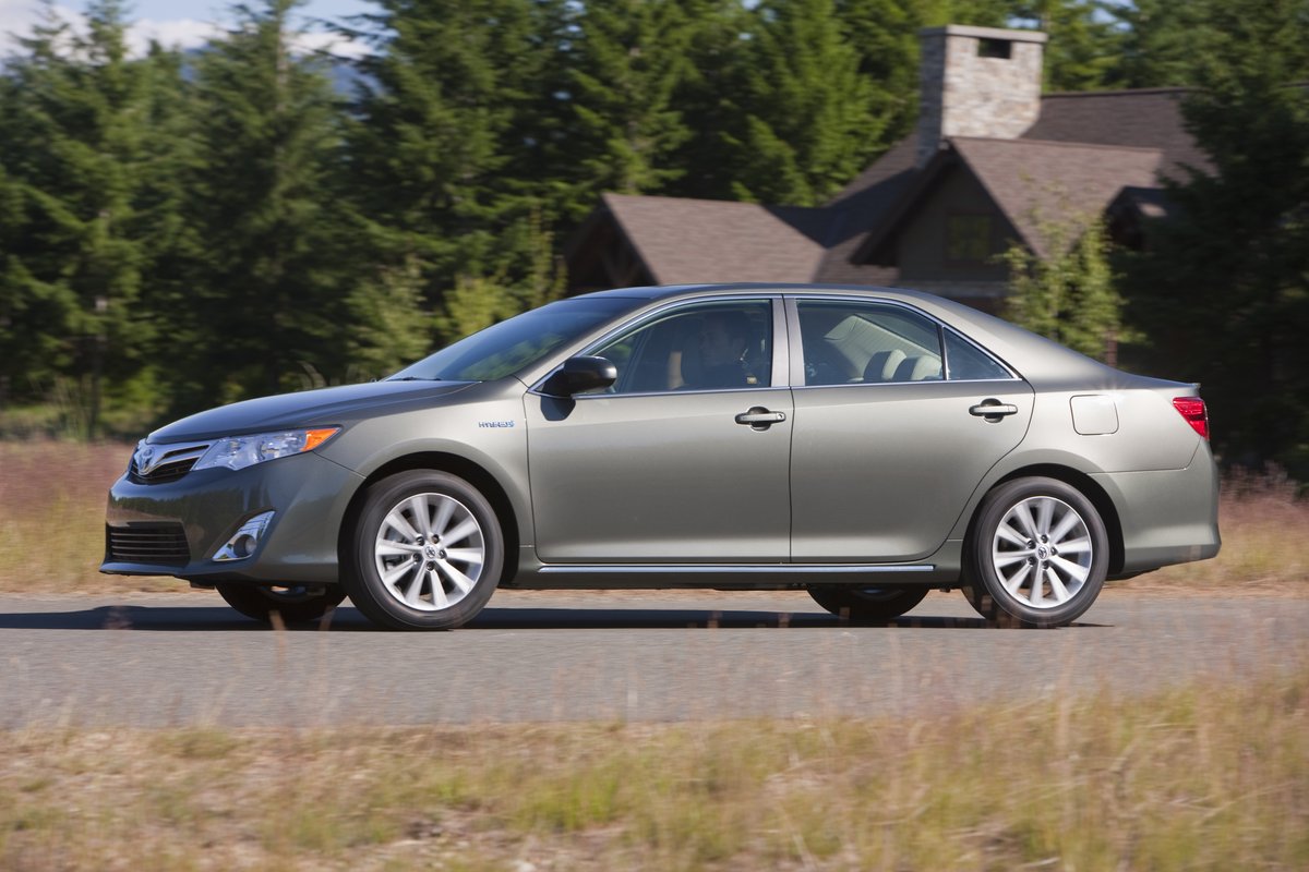 2012 Toyota Camry Hybrid Highly Rated By Consumer Reports
