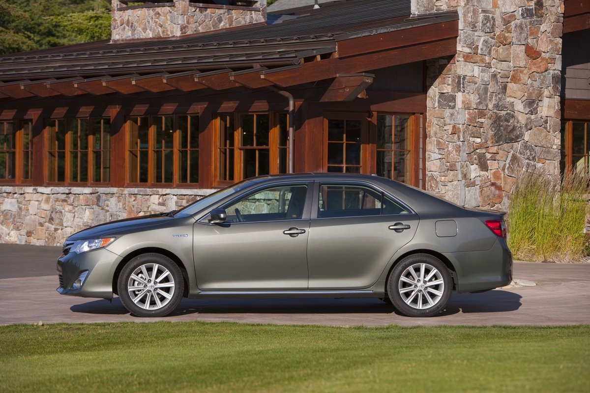 2017 Toyota Camry Hybrid 43 Mpg Tops Fusion Sonata