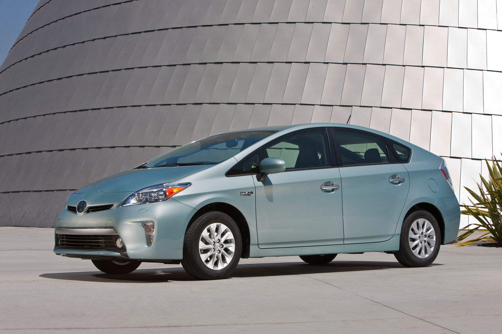 2014 Toyota Prius PlugIn Hybrid Price Cut By 2,000 To 4,600