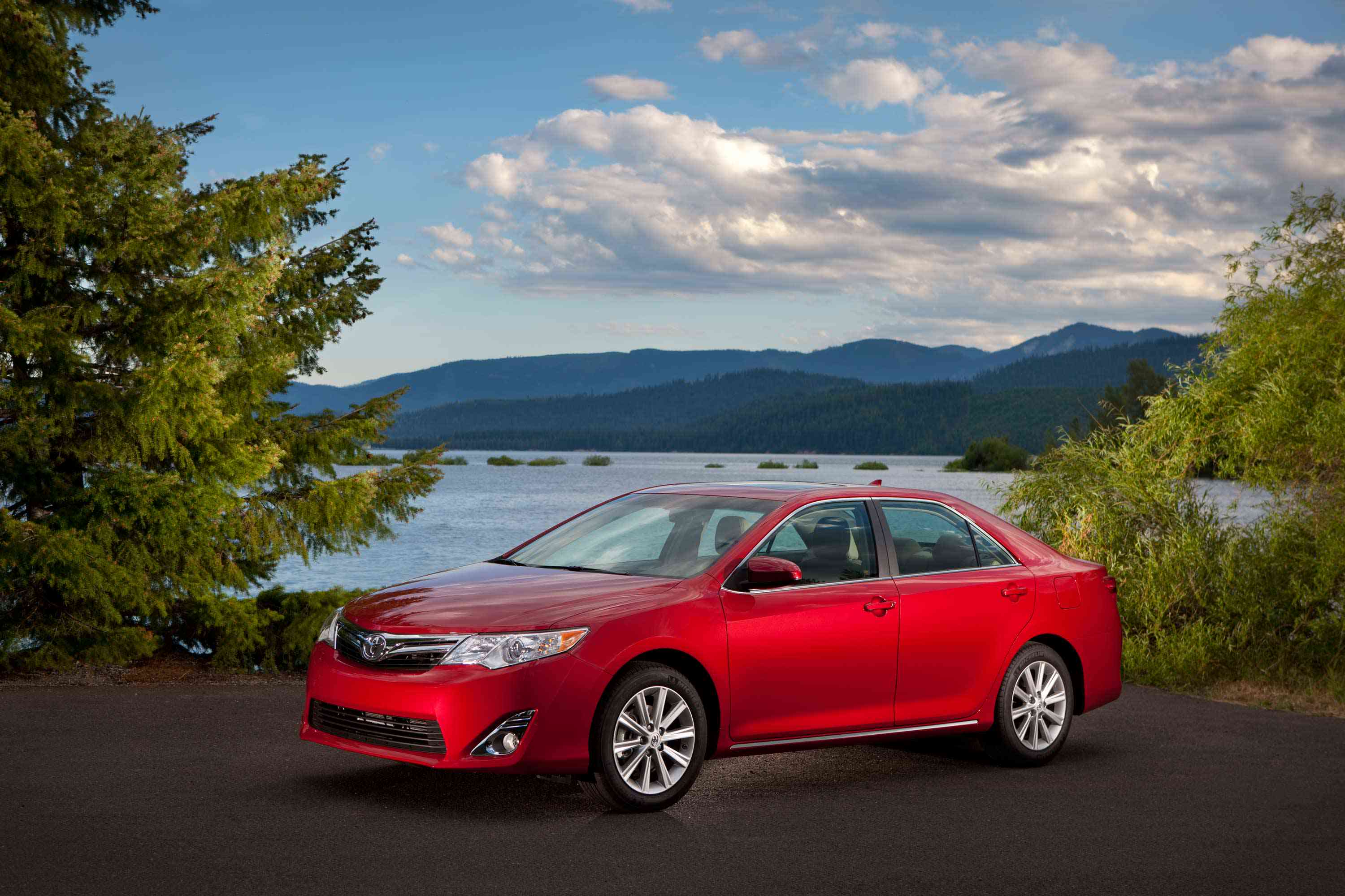 2013 Toyota Camry Hybrid Gains Interior Tech Upgrades