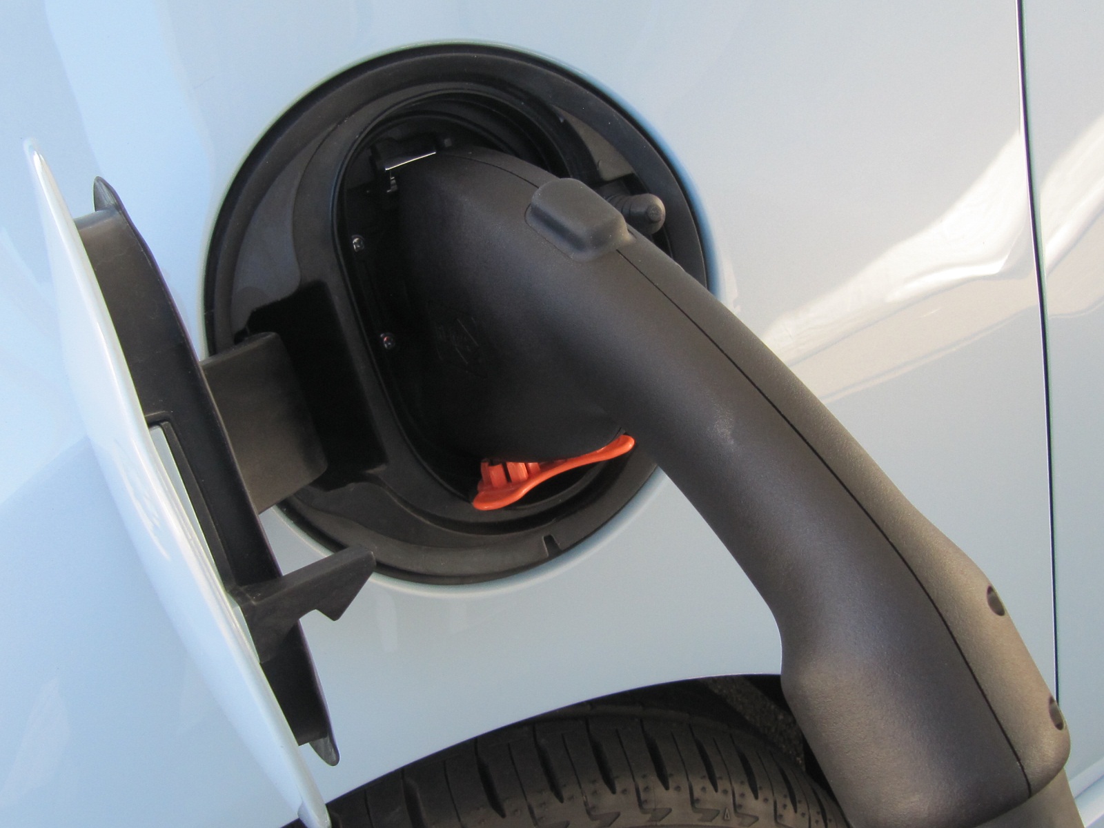 GM, BMW Complete Testing Of New CCS Quick-Charging Stations For
