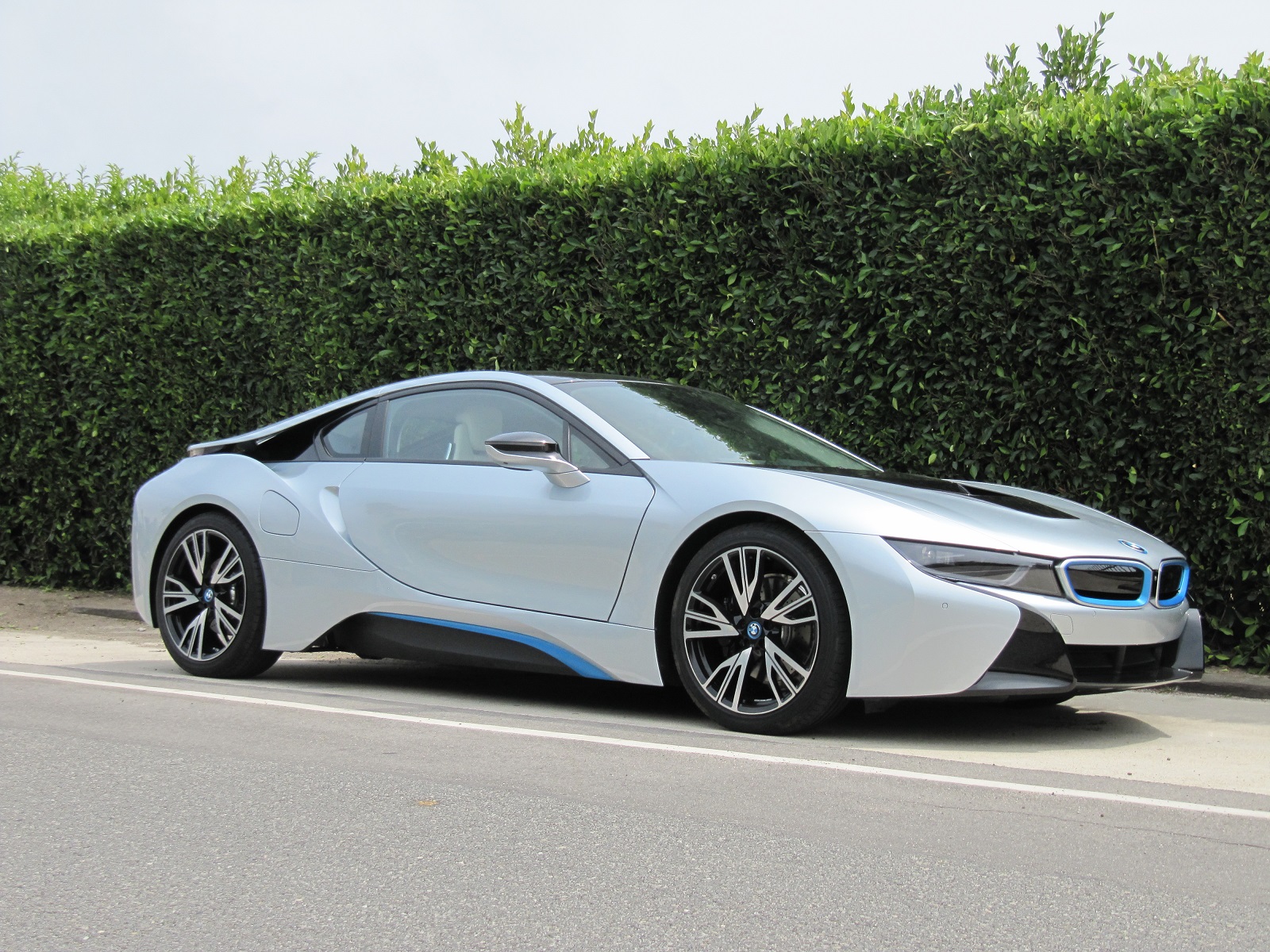 2015 BMW i8 Coupe - Louis Vuitton luggage set 