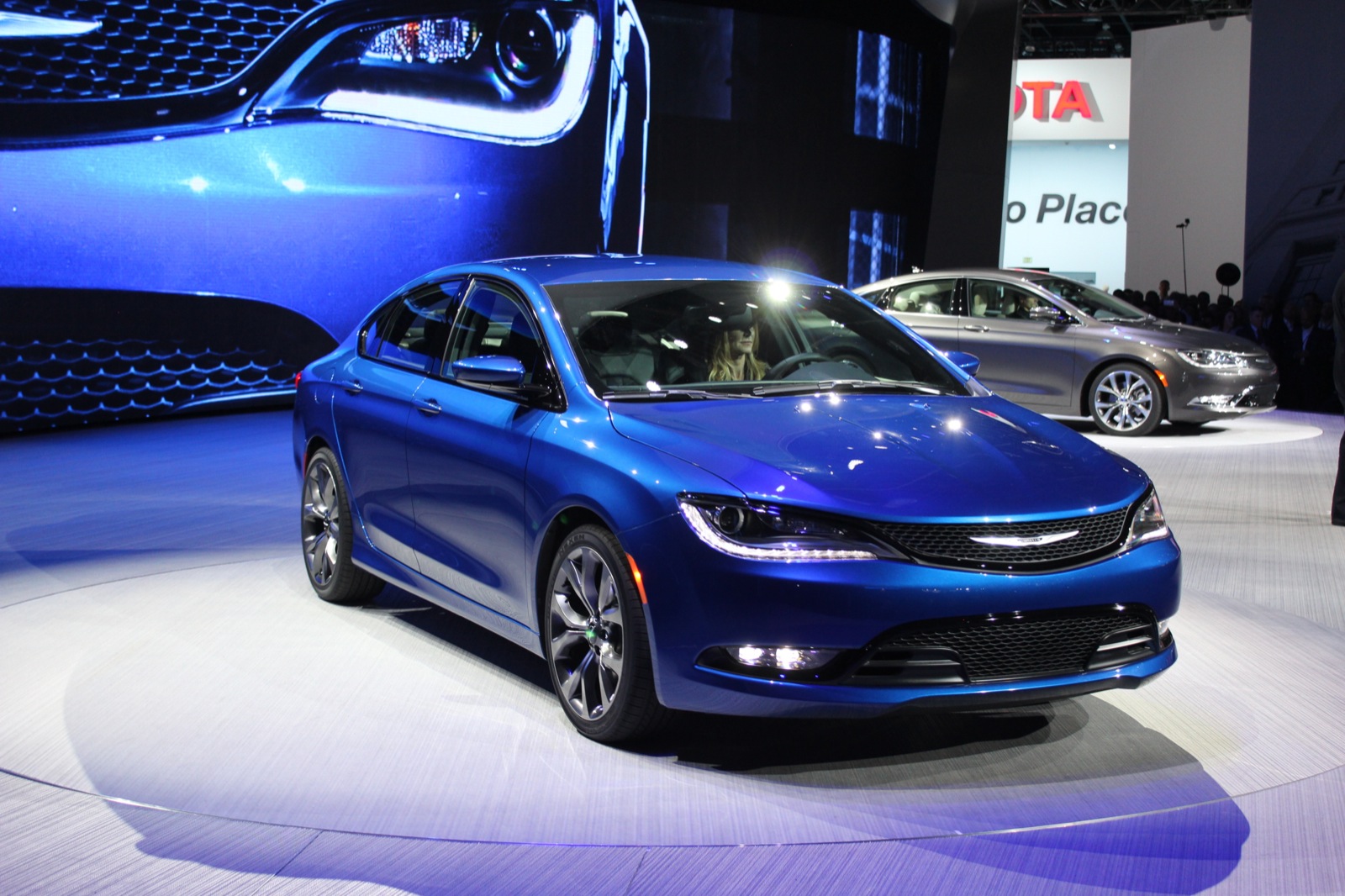 Chrysler Confirms Plug-In Hybrid Minivan, Big SUV In 2016 And Later