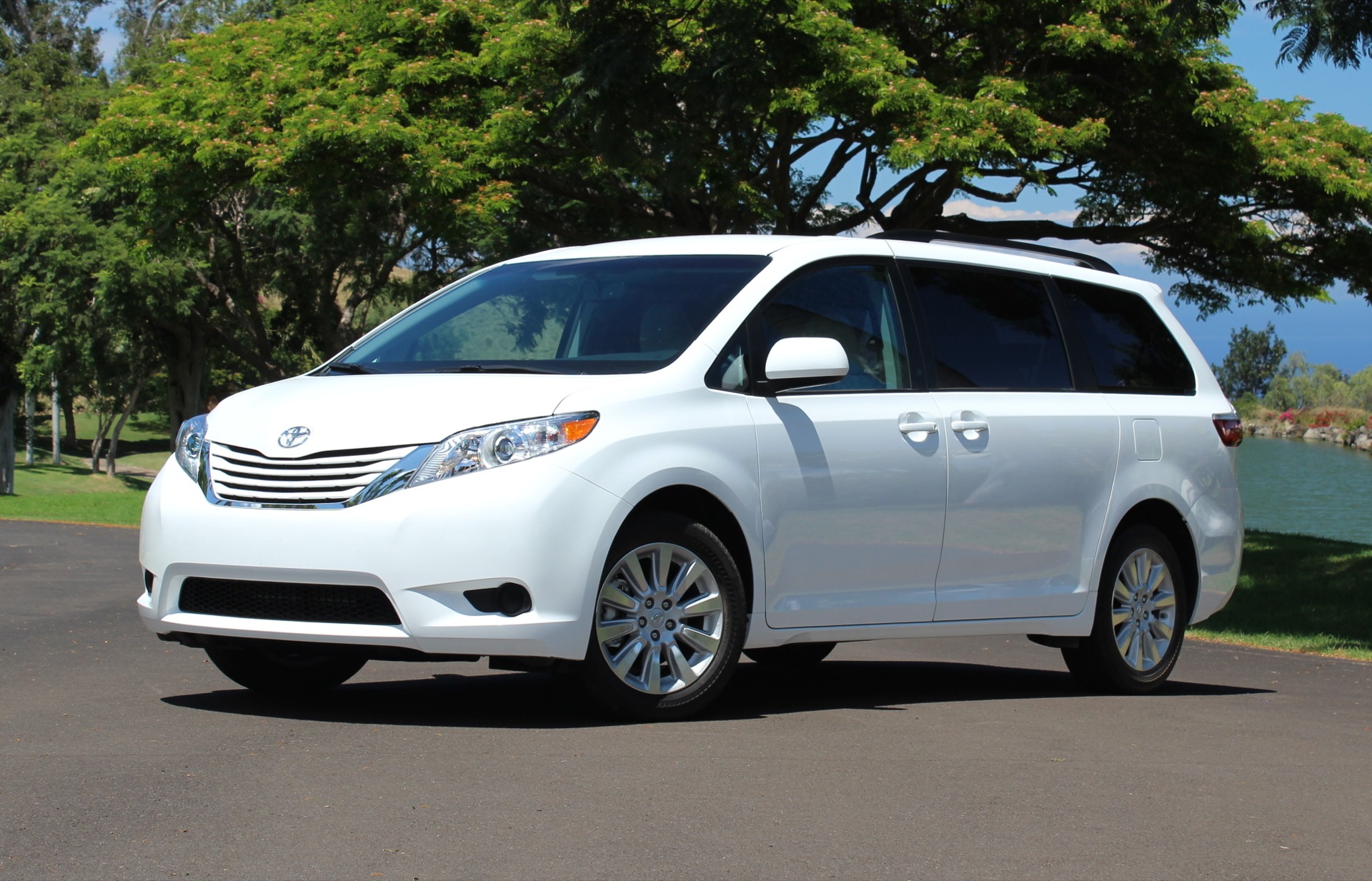 The Car Connection's Best Minivans To Buy 20151920 x 1233