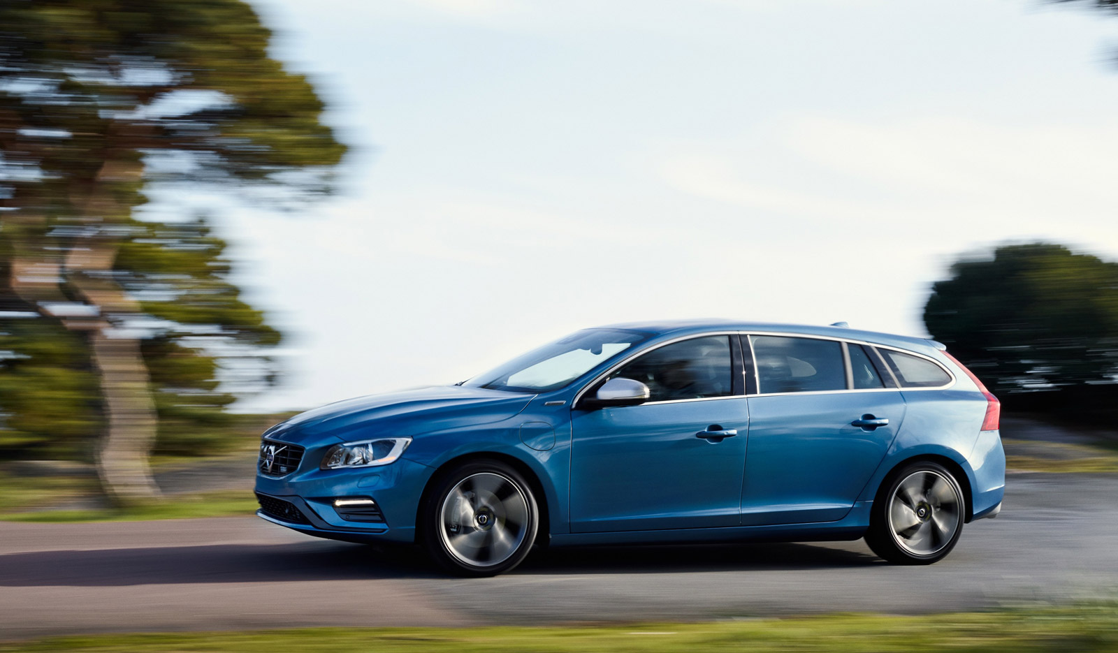 Вольво дизель купить в спб. Volvo v60 Hybrid. Volvo v60 2015. Вольво s60 гибрид. Вольво универсал v60 синий.