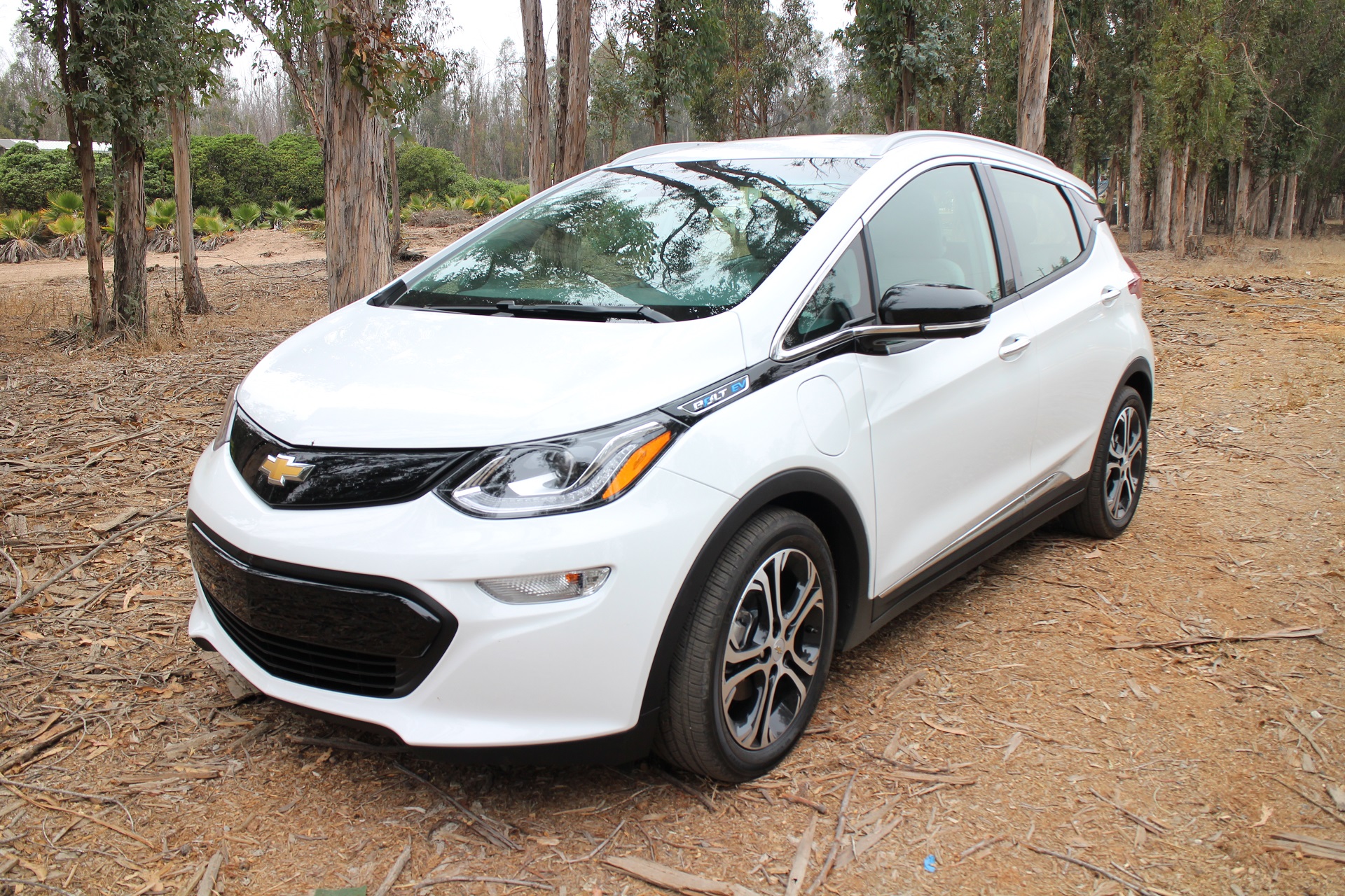 chevrolet-planning-to-launch-200-mile-bolt-electric-vehicle-in-late