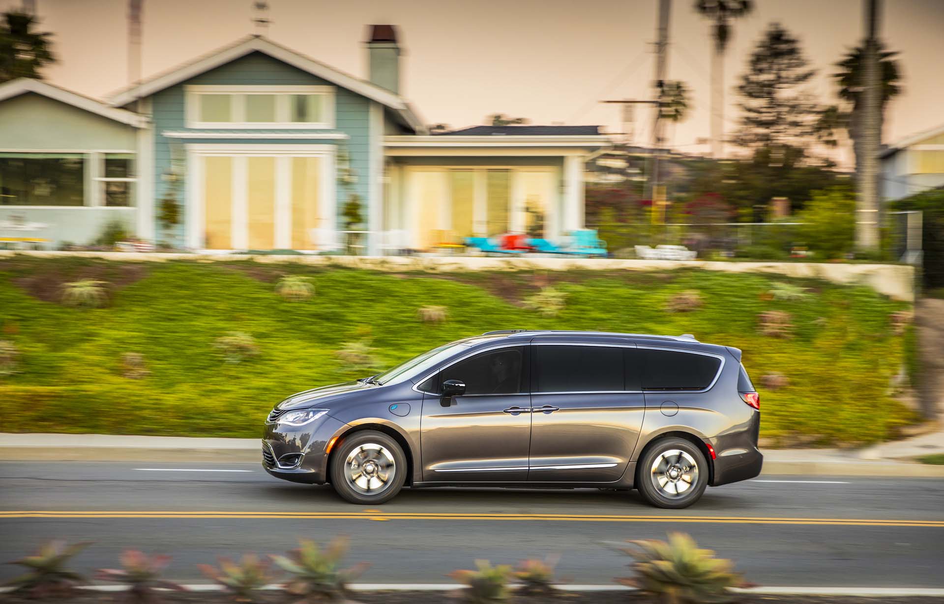 Woes Mounting For Recalled 2017 Chrysler Pacifica Hybrid Minivan