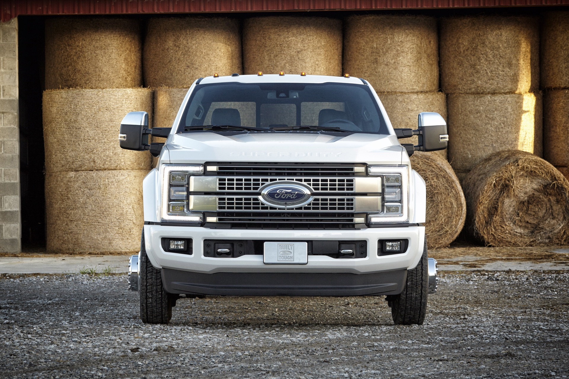 17 Ford Super Duty Trucks Go Aluminum But Keep Big V 8 V 10 Engines