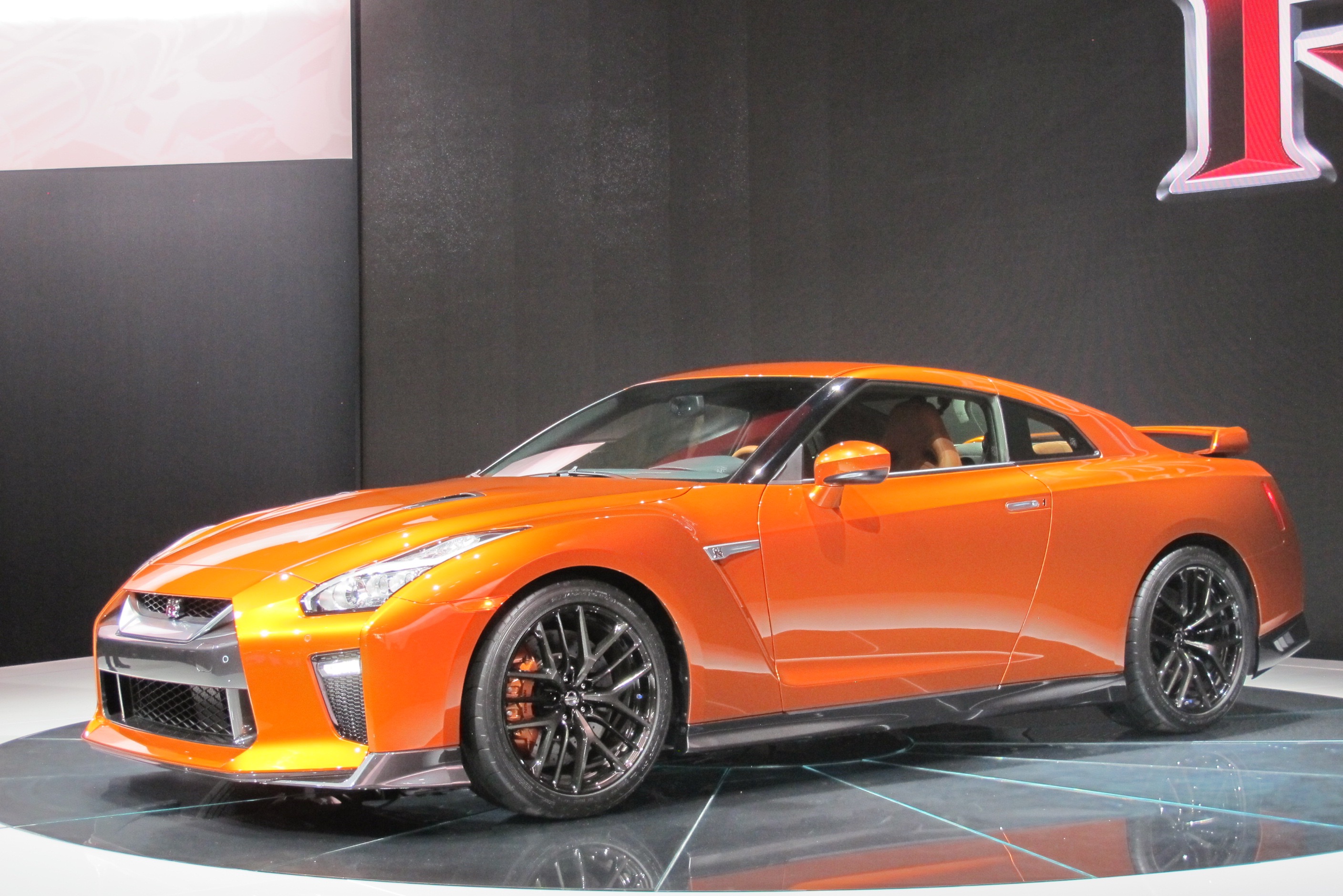 17 Nissan Gt R Gets New Look 565 Horsepower Live Photos And Video