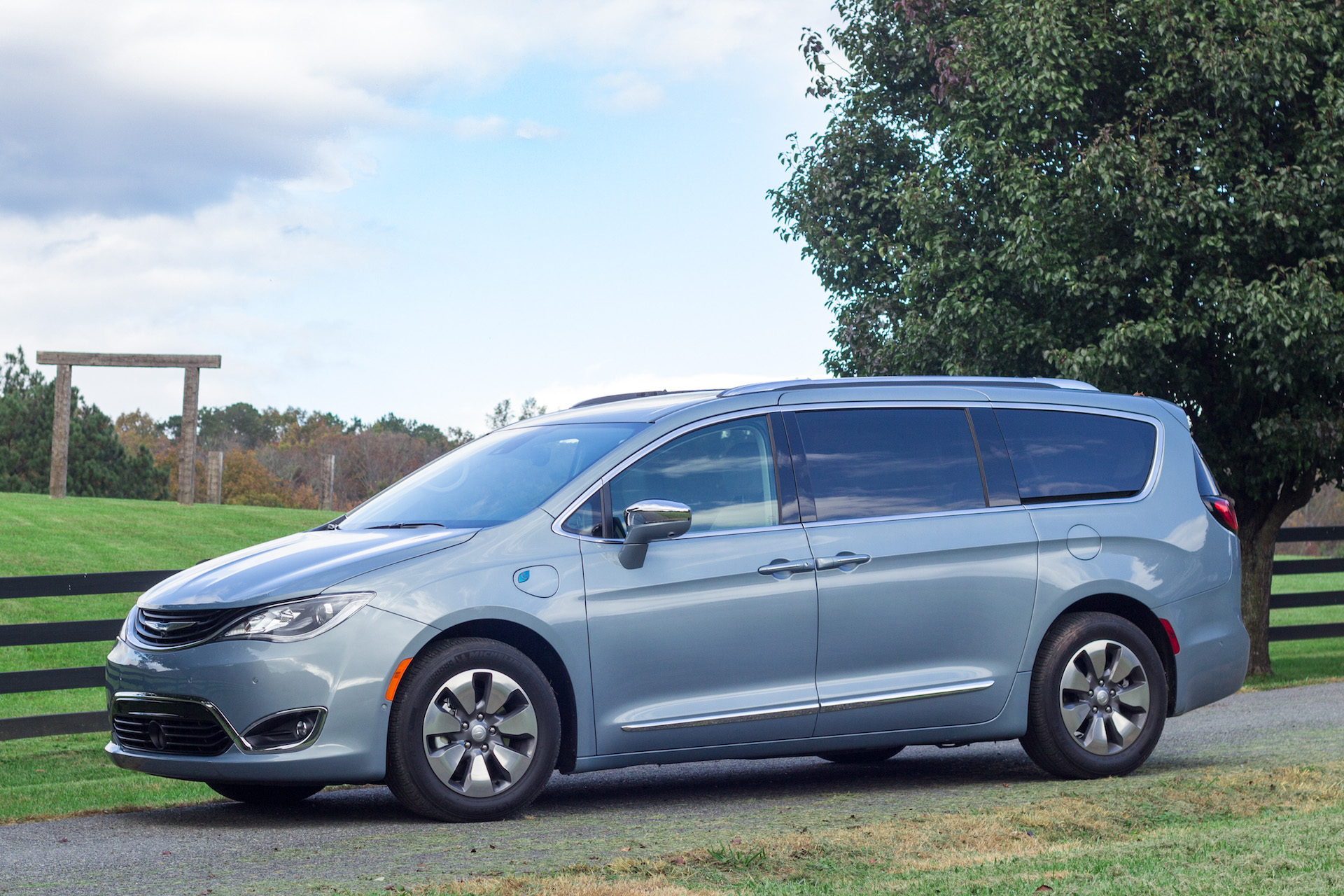 Green Car Reports Best Car To Buy 2018: Chrysler Pacifica Hybrid plug-in  minivan