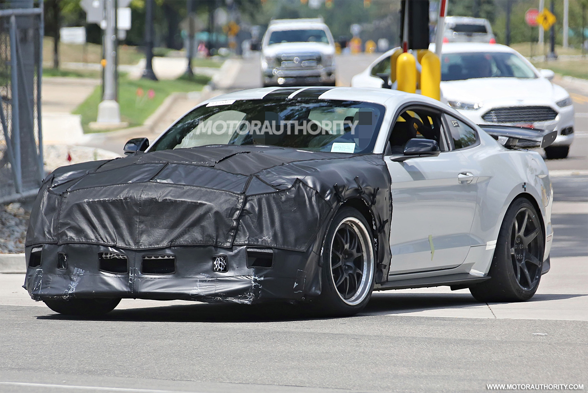 2020 Ford Mustang Shelby GT500 spy shots and video