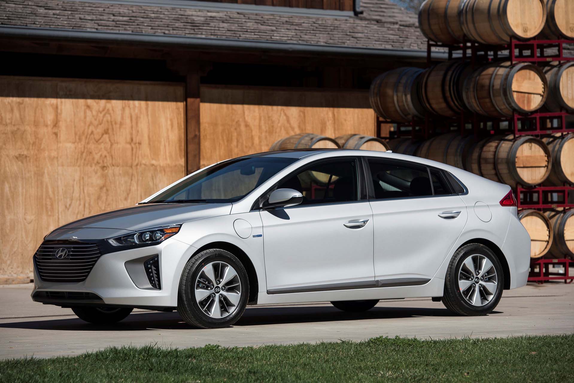 Getalenteerd Dom schermutseling 2018 Hyundai Ioniq Review, Ratings, Specs, Prices, and Photos - The Car  Connection