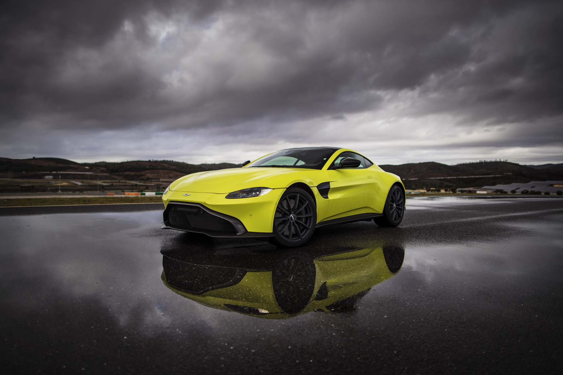 Aston martin vantage 2019