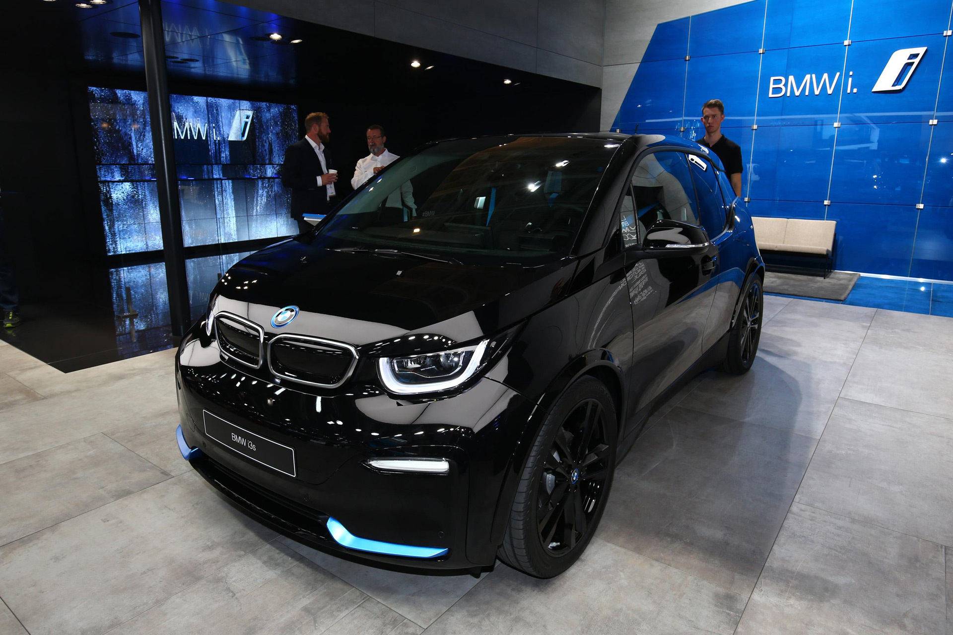 2019 BMW i3 debuts with 42.2-KWH 153-mile
