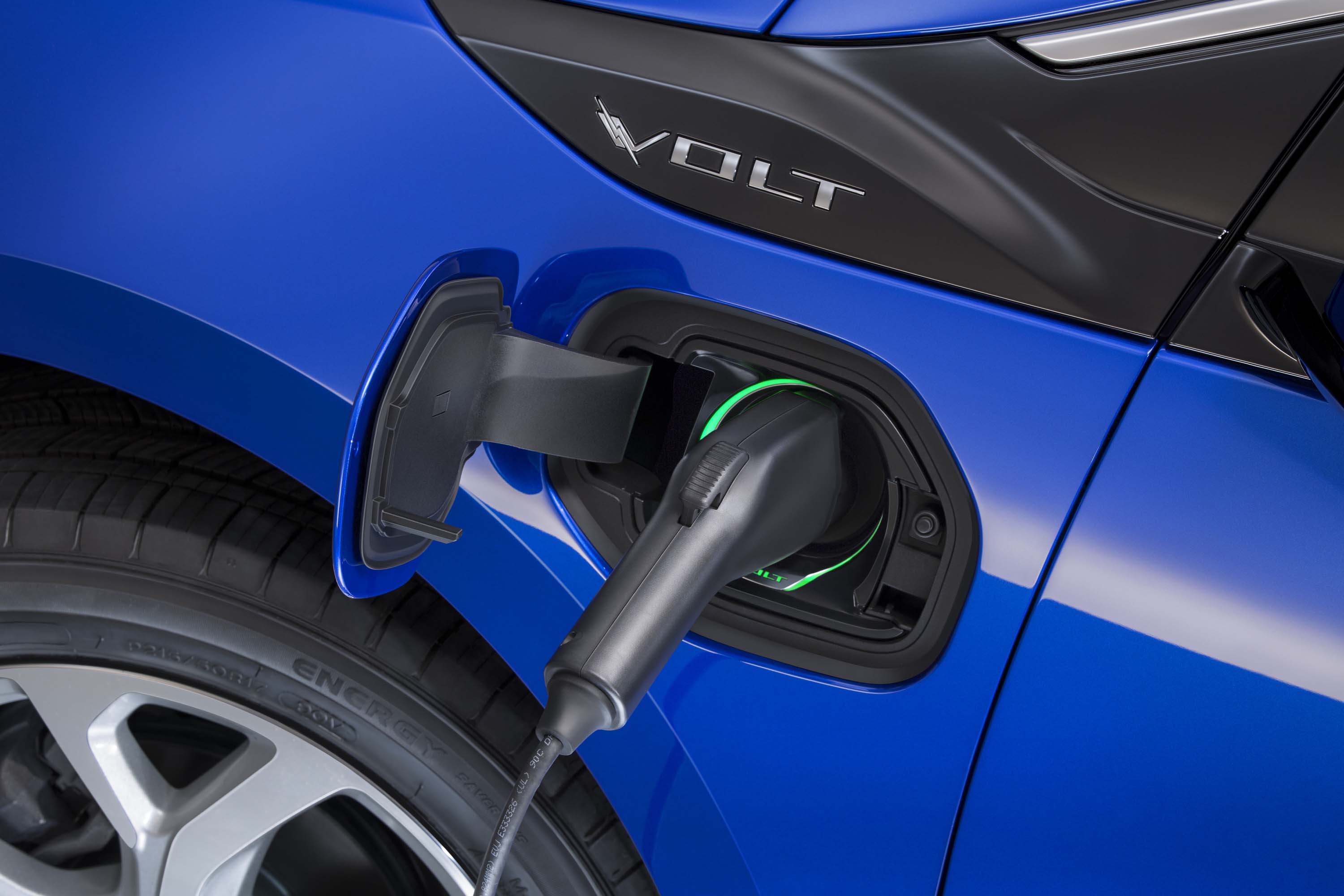 GM plug-in hybrids, Rolls-Royce EV recall, Mach-E discounts: Today’s Car News