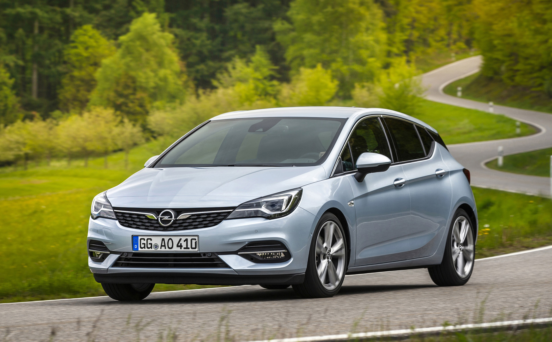 19 Opel Astra Rolls In With Minor Updates