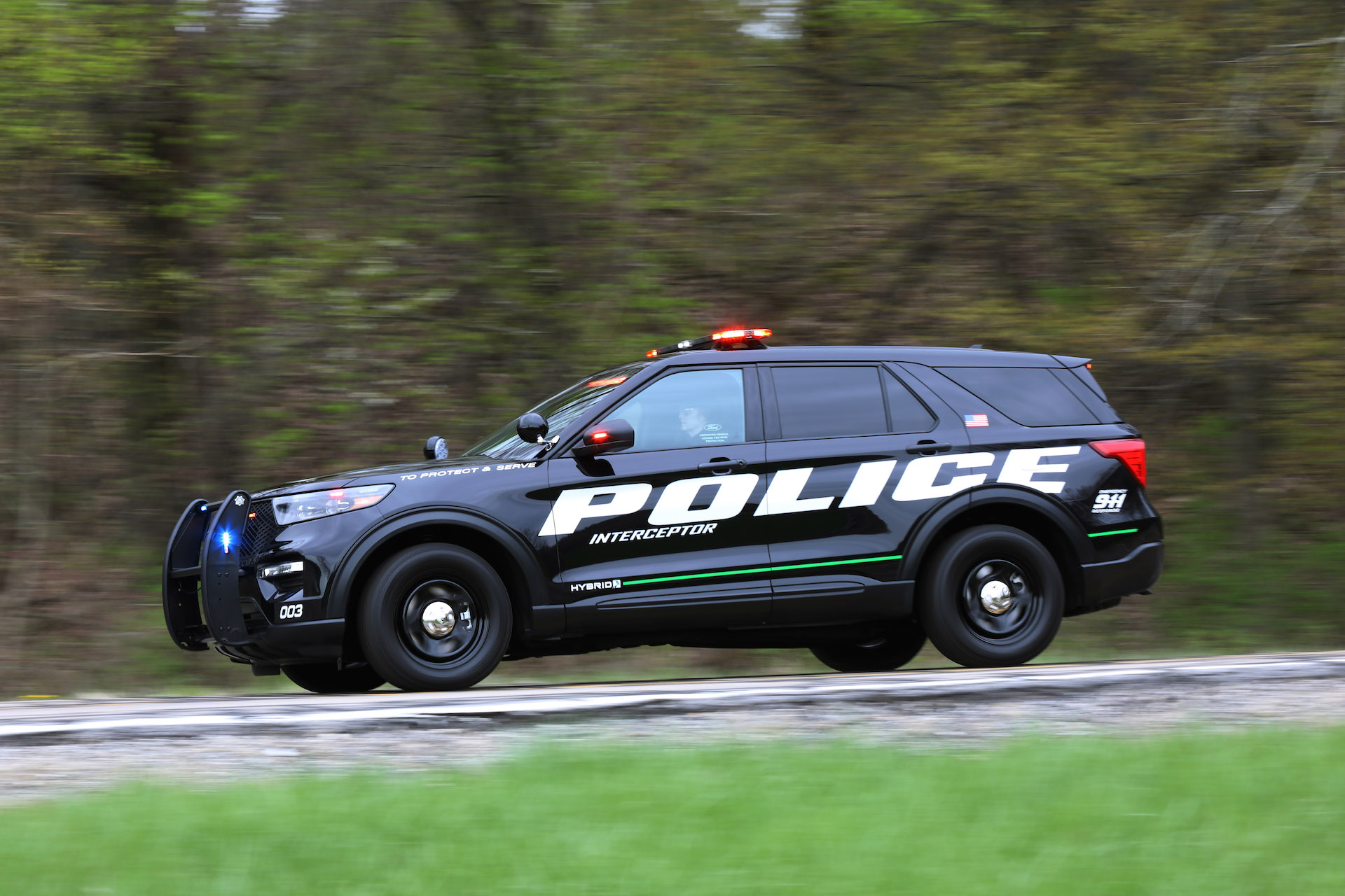We drove two laps in the new 2020 Ford Explorer Hybrid cop car, here's