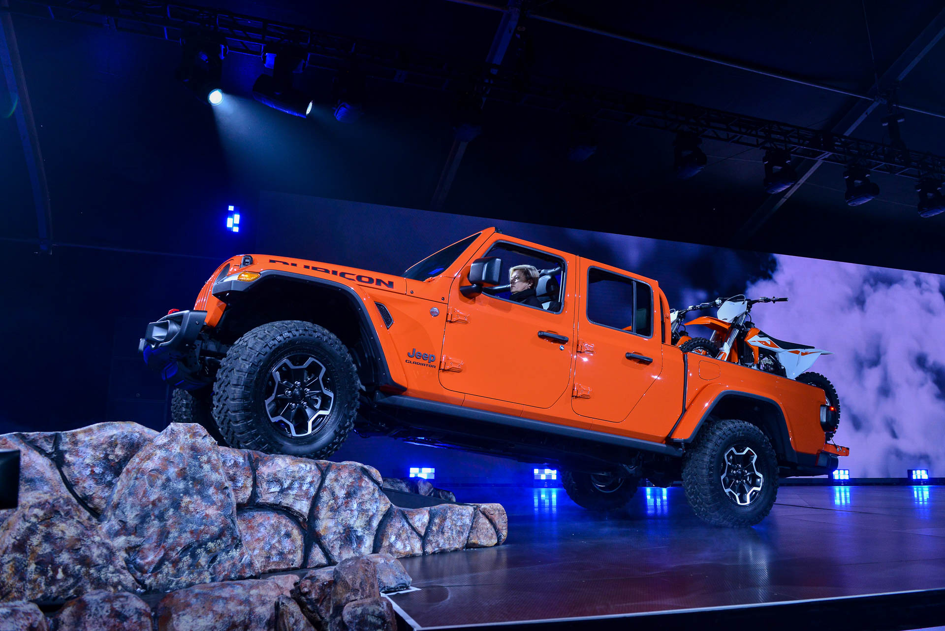 2020 Jeep Gladiator debuts: Not just a Wrangler pickup truck
