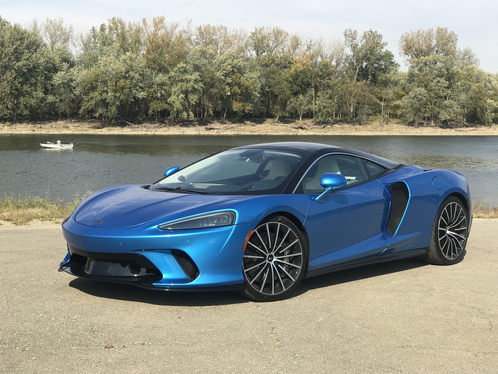 first-drive-review-2020-mclaren-gt-tours-grandly-with-a-supercar-edge