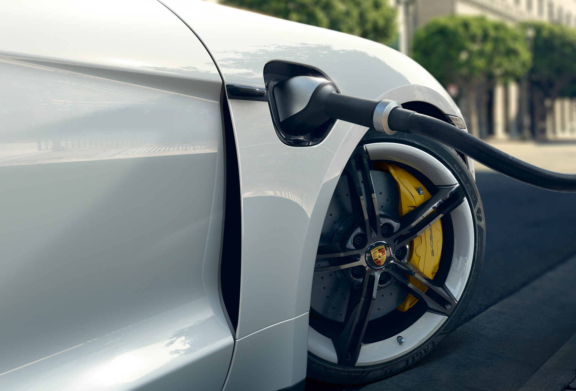 Porsche 400-kw charging, Tesla range complaints, Lordstown and Karma: Today’s Car News
