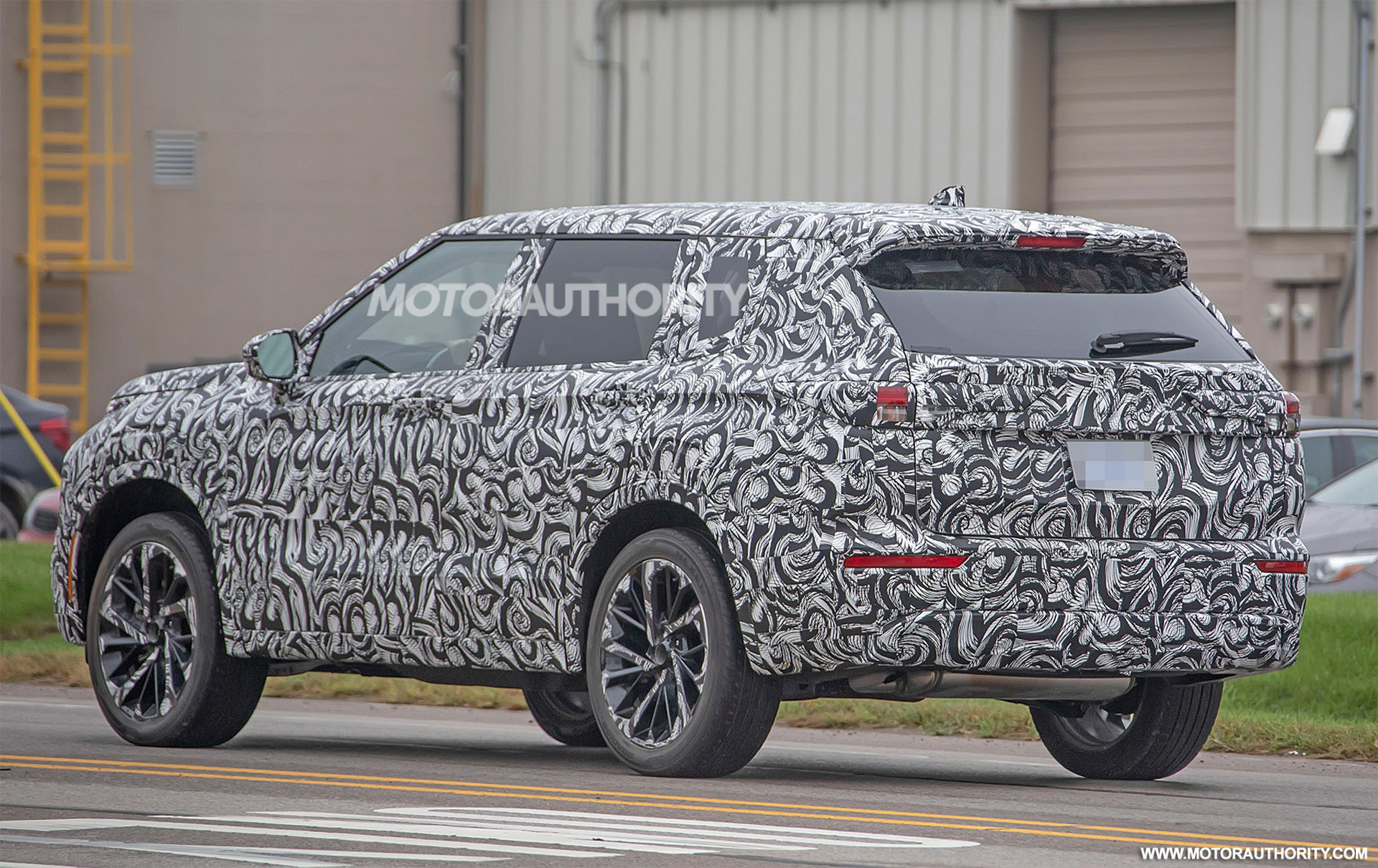 2020 - [Mitsubishi] Outlander IV 2021-mitsubishi-outlander-spy-shots--photo-credits-baldauf-sb-medien_100718444_h