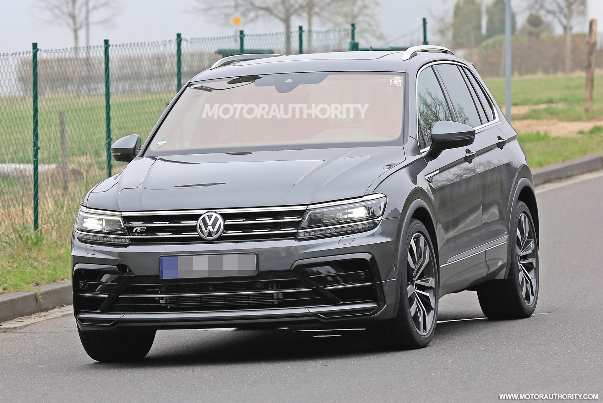 Tiguan r 2023. Volkswagen Tiguan 2020 r line. Volkswagen Tiguan 2021 r line. VW Tiguan 2021. Новый Volkswagen Tiguan 2021.