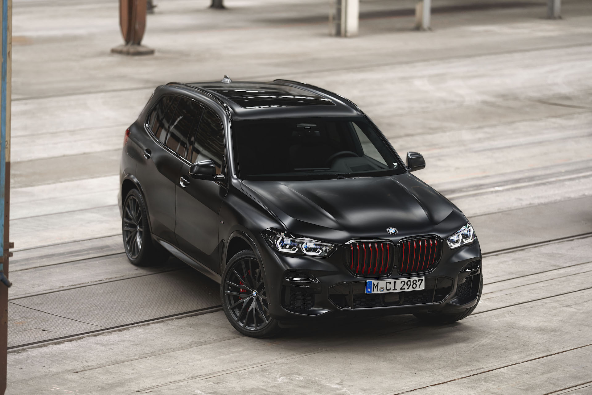 2022 BMW X5 Black Vermilion is perfect for the fashion conscious