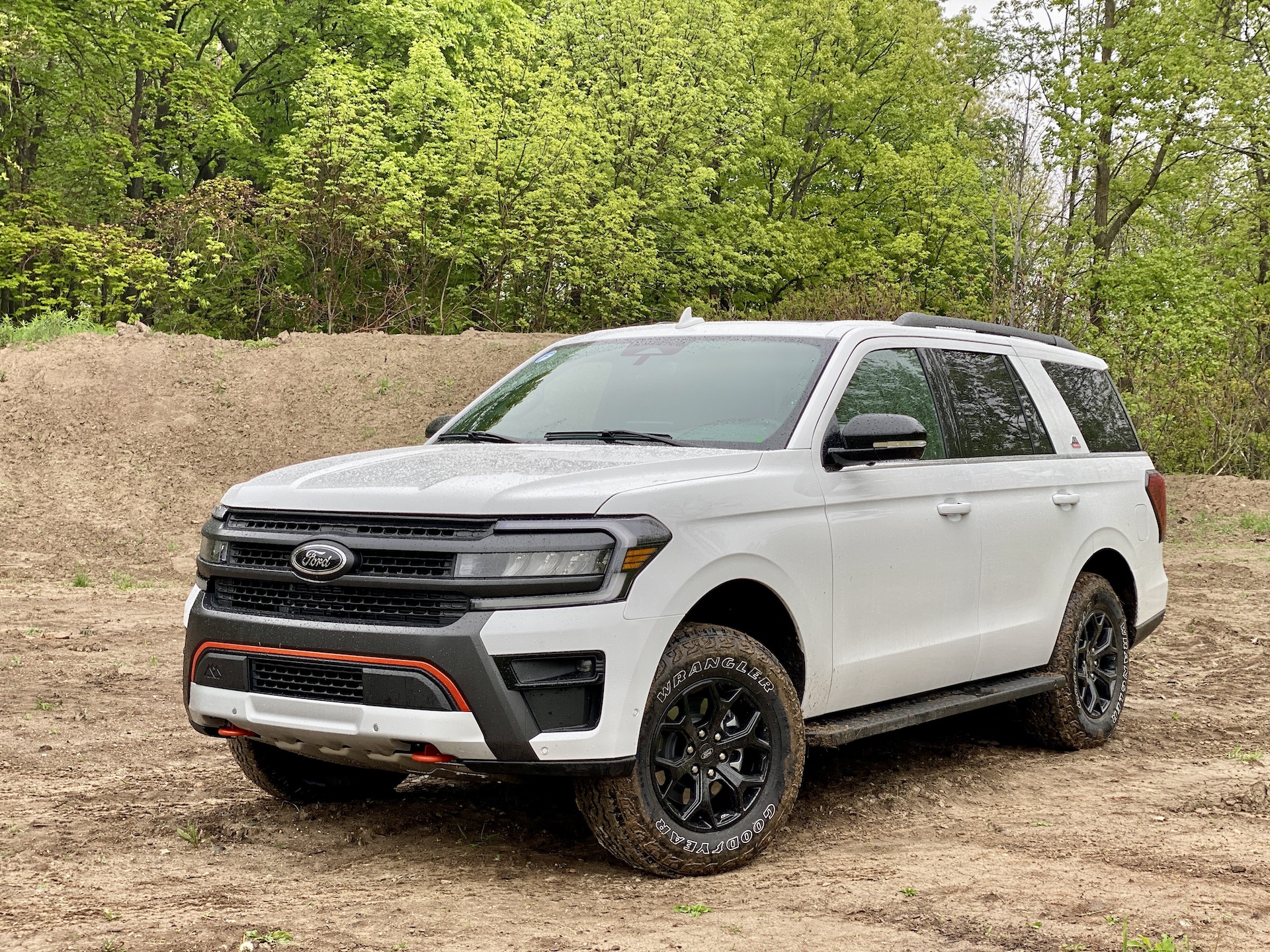 2022 Ford Expedition Timberline lumbers off-road