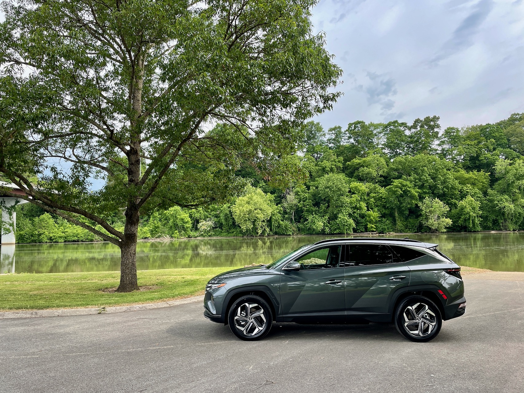 review-2022-hyundai-tucson-plug-in-hybrid-feels-at-home-with-its-range