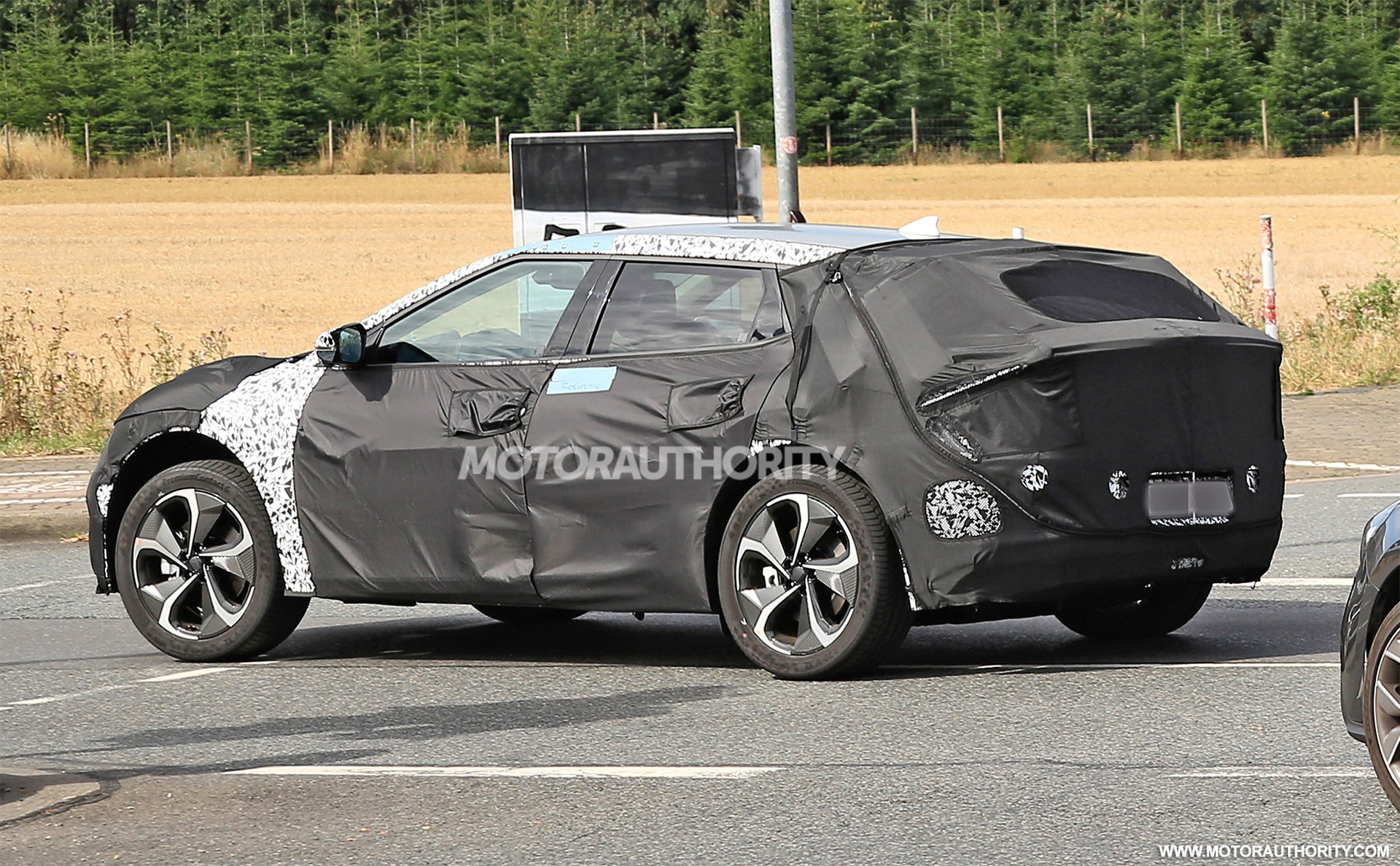 2021 - [Kia] EV6 - Page 2 2022-kia-electric-hatch-spy-shots--photo-credits-baldauf-sb-medien_100753922_h