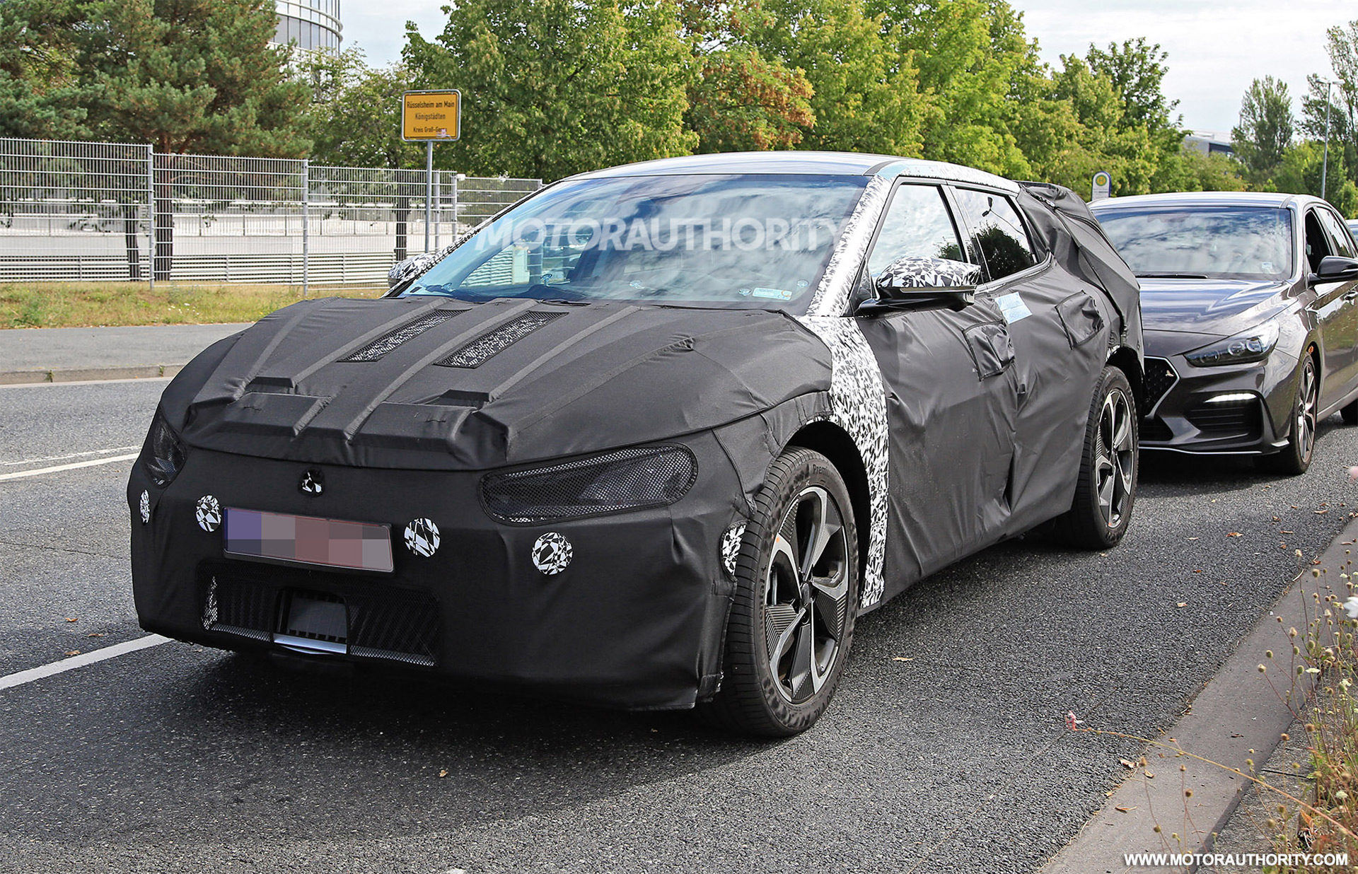 2021 - [Kia] EV6 - Page 2 2022-kia-electric-hatch-spy-shots--photo-credits-baldauf-sb-medien_100753923_h