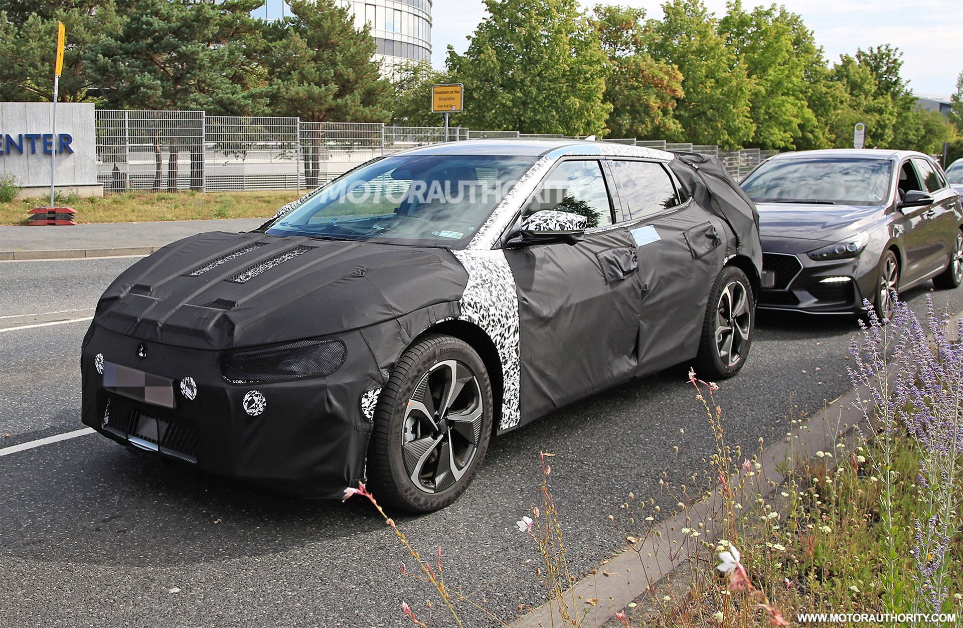 2021 - [Kia] EV6 - Page 2 2022-kia-electric-hatch-spy-shots--photo-credits-baldauf-sb-medien_100753924_h