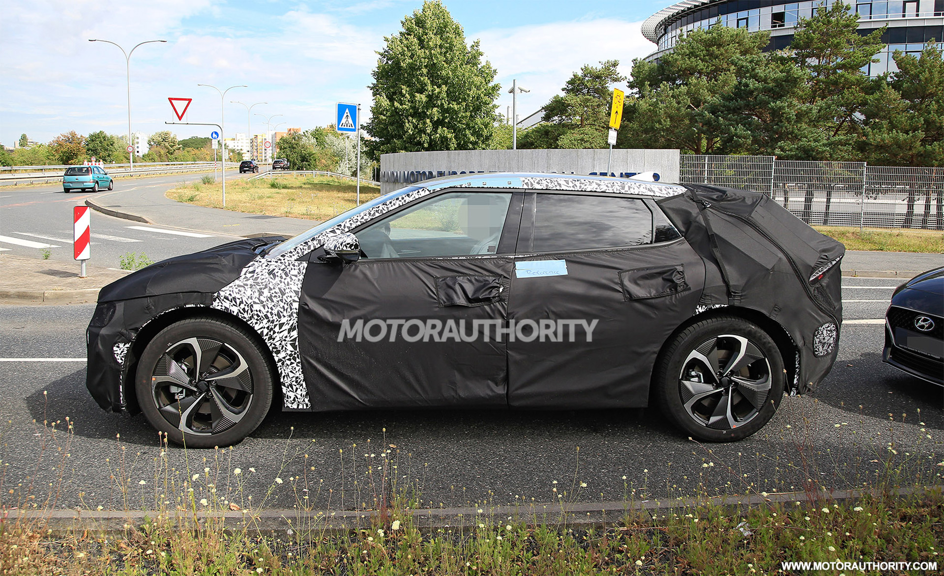 2021 - [Kia] EV6 - Page 2 2022-kia-electric-hatch-spy-shots--photo-credits-baldauf-sb-medien_100753925_h