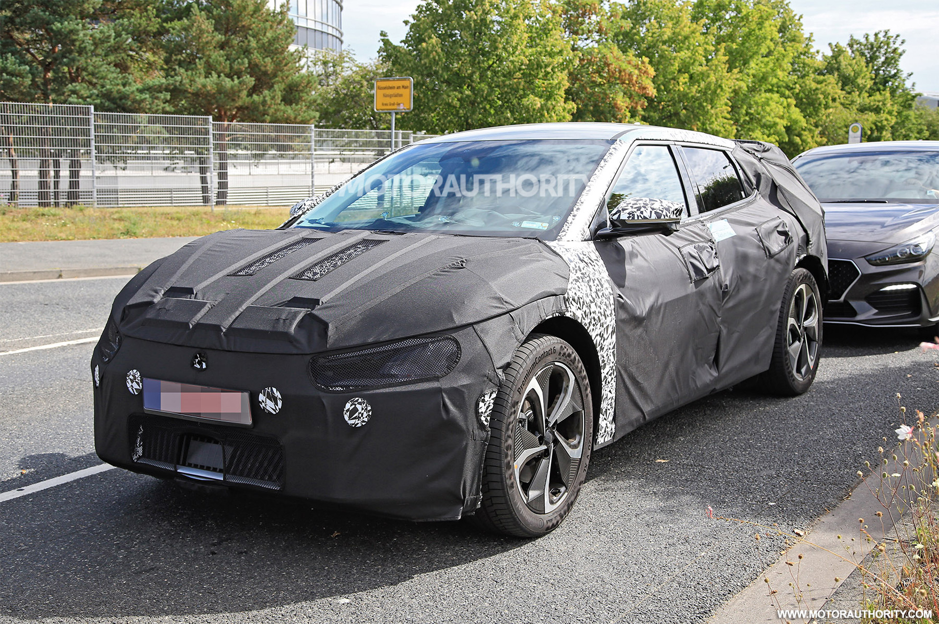 2021 - [Kia] EV6 - Page 2 2022-kia-electric-hatch-spy-shots--photo-credits-baldauf-sb-medien_100753927_h