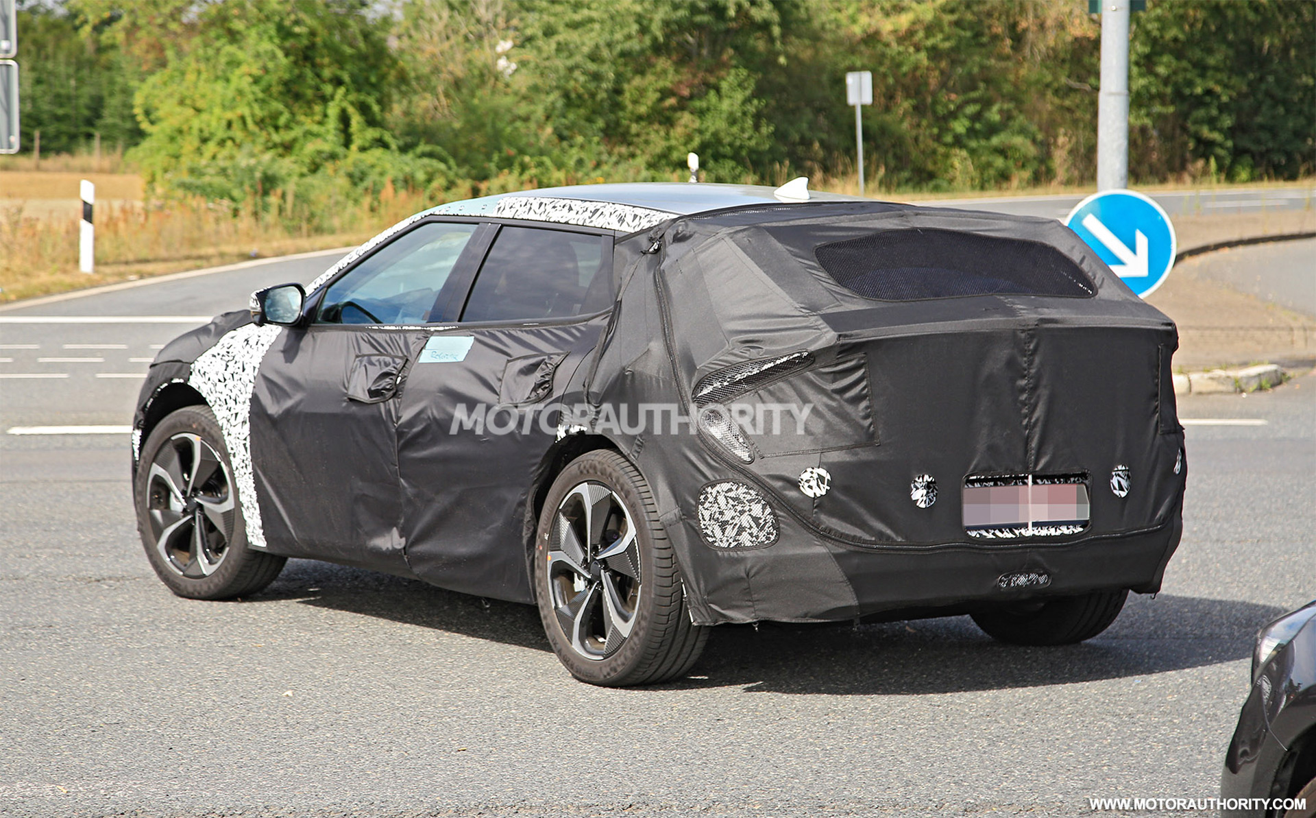 2021 - [Kia] EV6 - Page 2 2022-kia-electric-hatch-spy-shots--photo-credits-baldauf-sb-medien_100753932_h