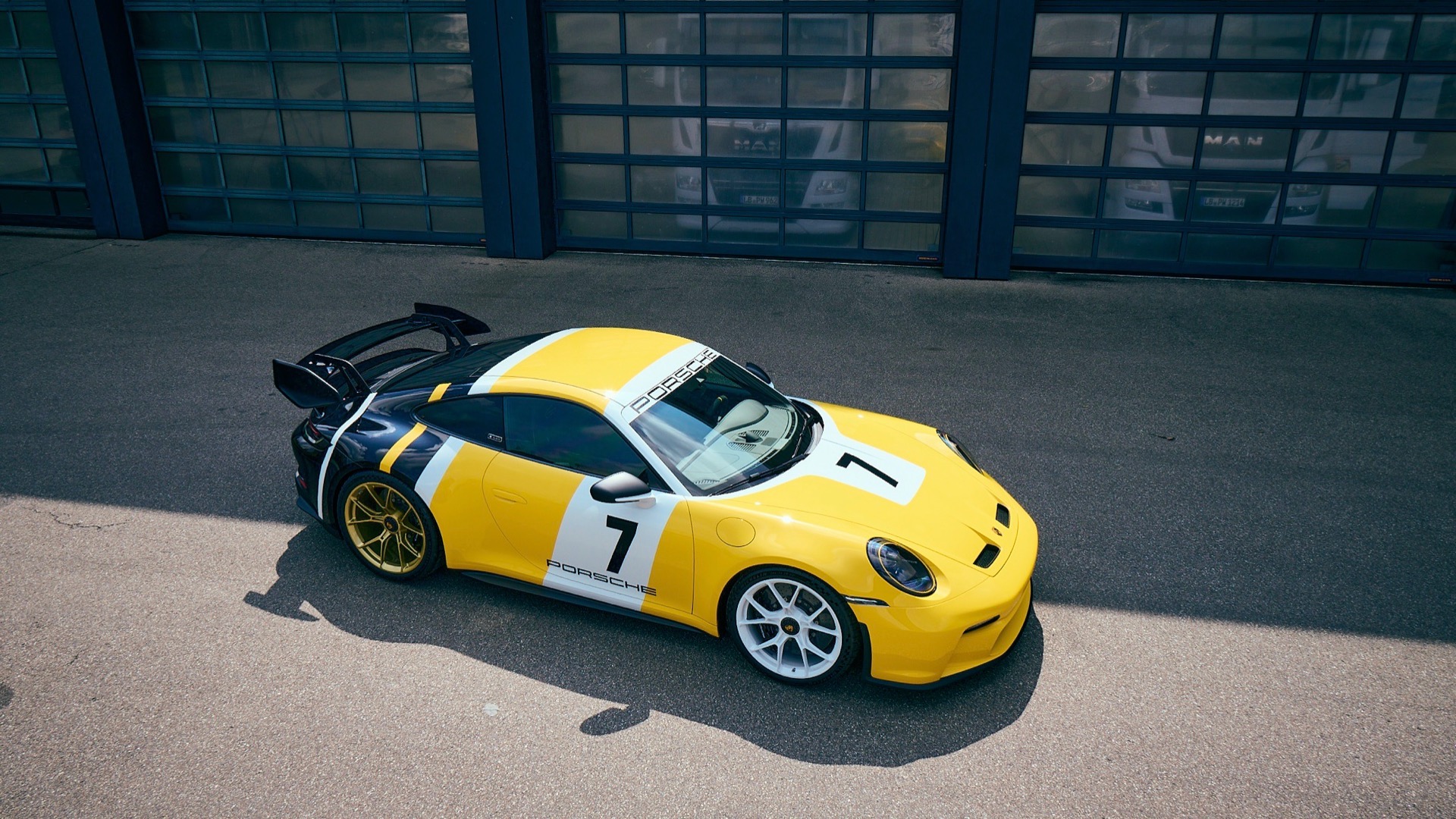 2022 Porsche 911 GT3 inspirado no Porsche 956 vencedor de Le Mans em 1985