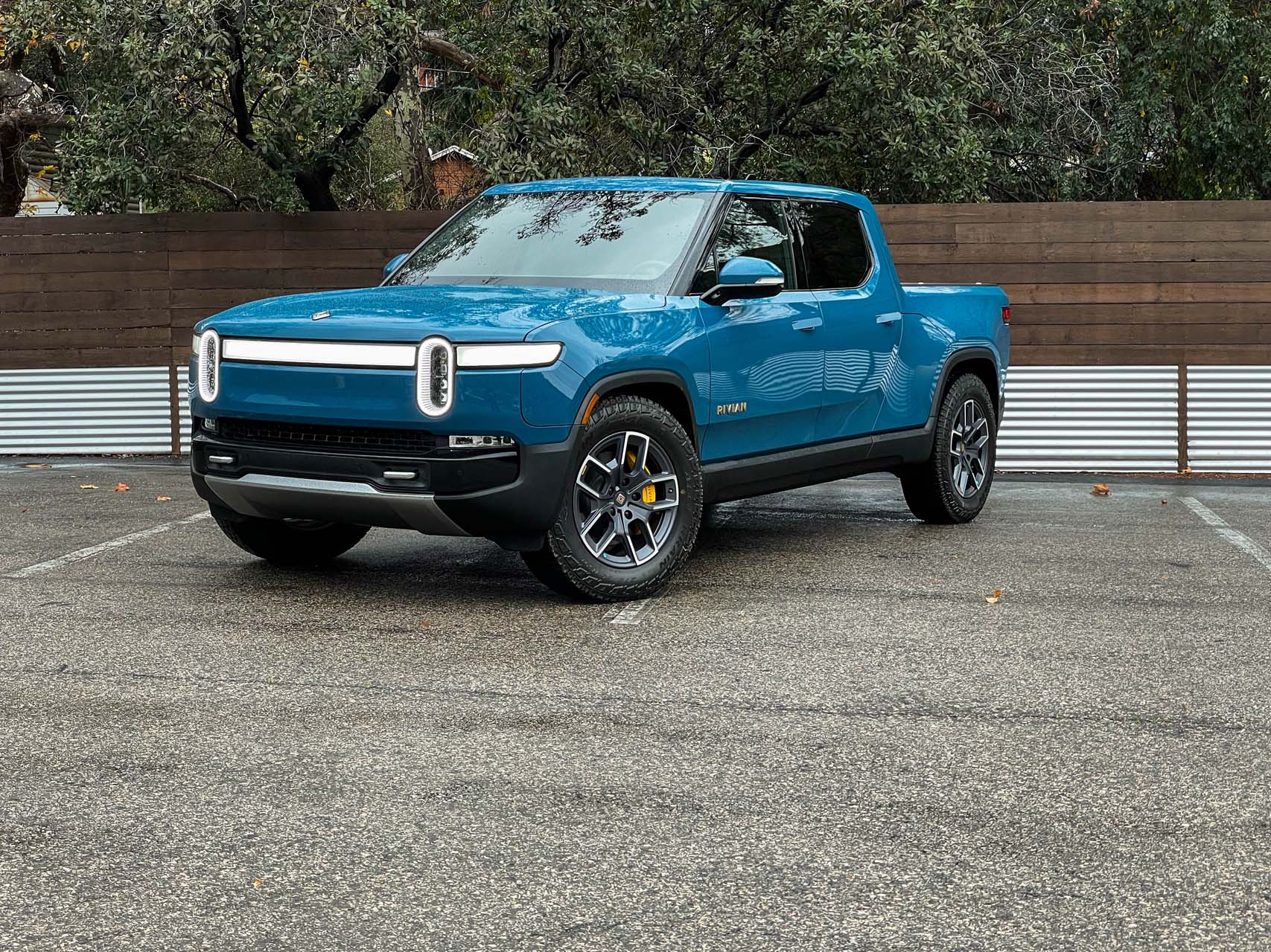 Rivian Delays Max Pack R1T Deliveries to 2024 - Transparency and Customer Service Improvement Offered