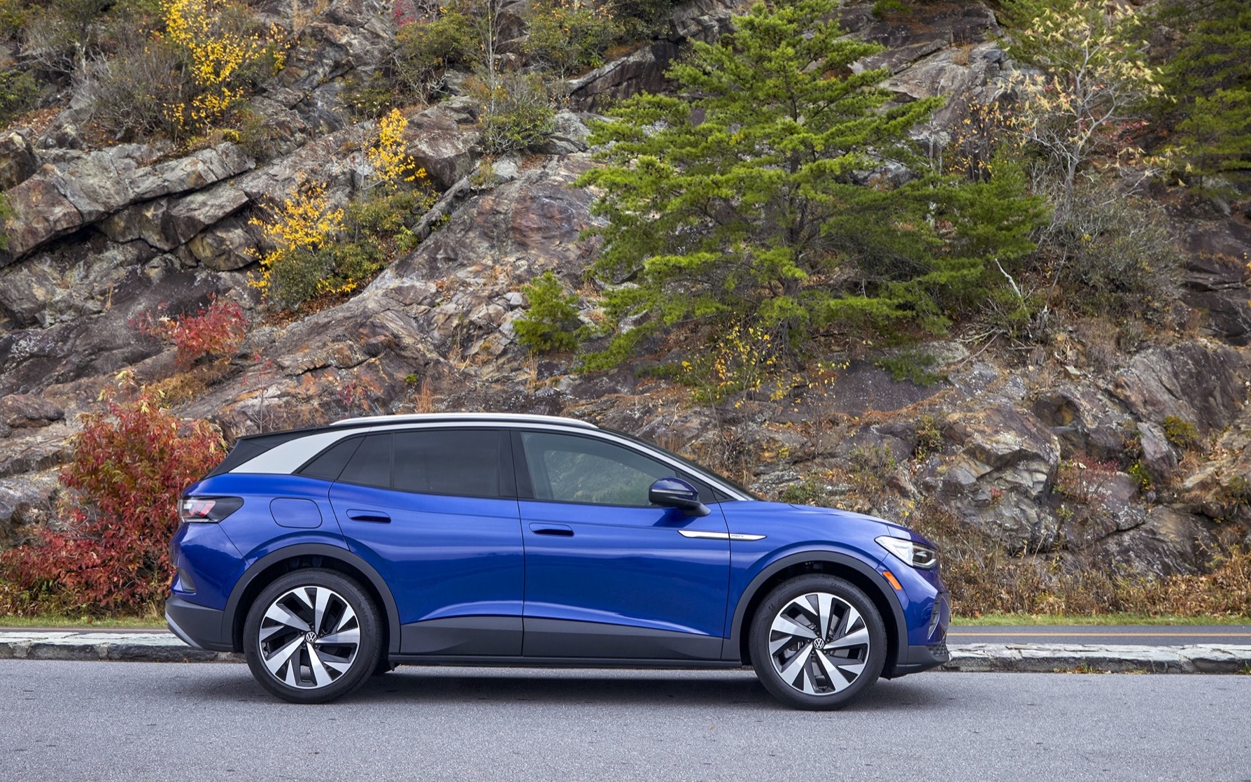 2022-volkswagen-id-4-range-boosted-now-up-to-280-miles-news-evearly