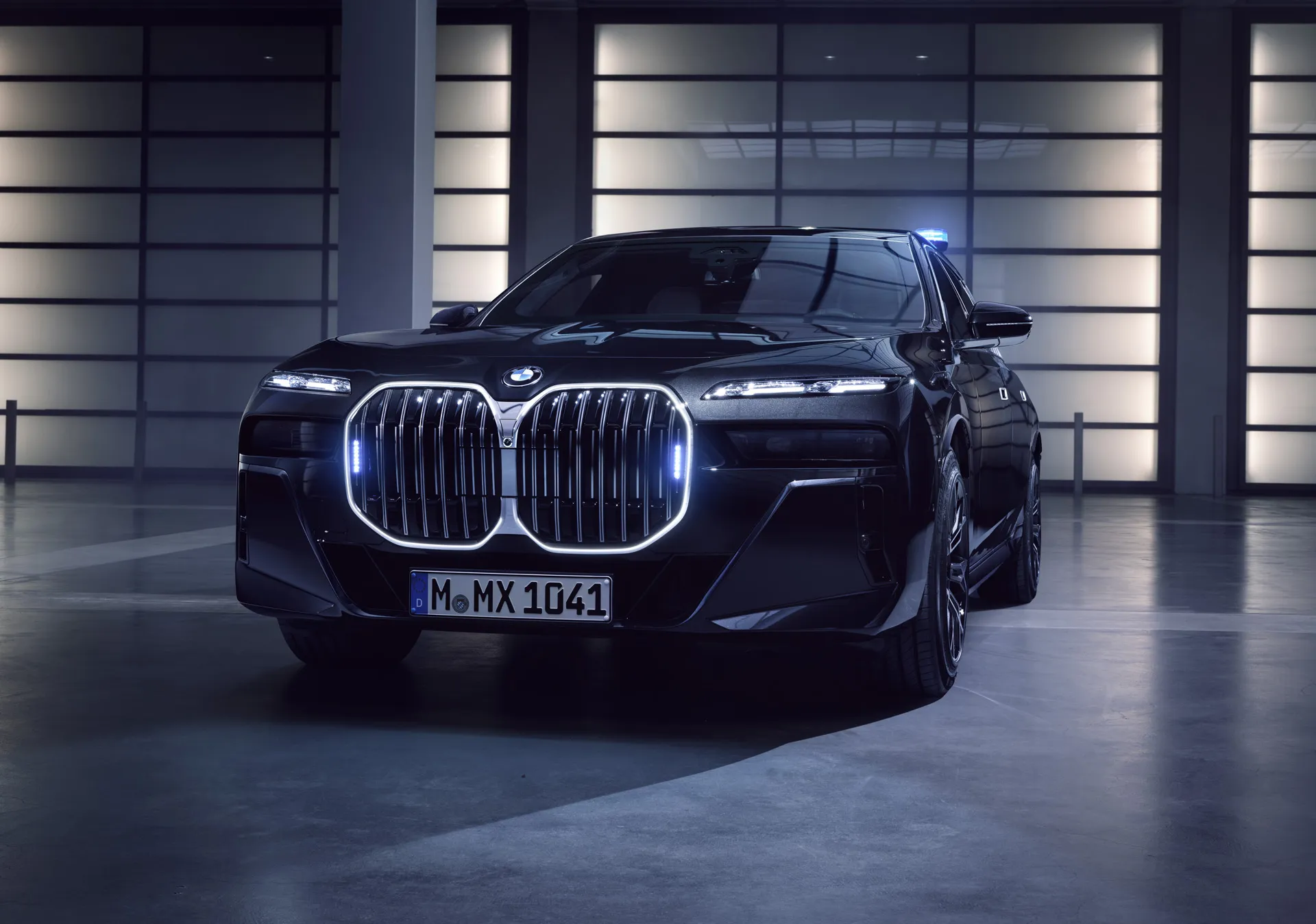 Gepantserde BMW i7 voert kogelvrije auto’s naar het elektrische tijdperk